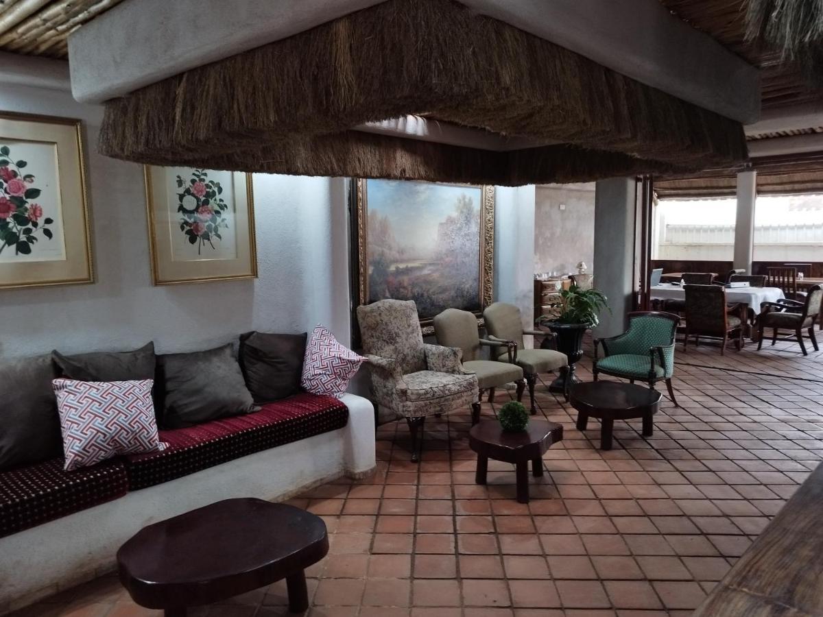 Mia Safari Lodge And Restaurant Entebbe Buitenkant foto