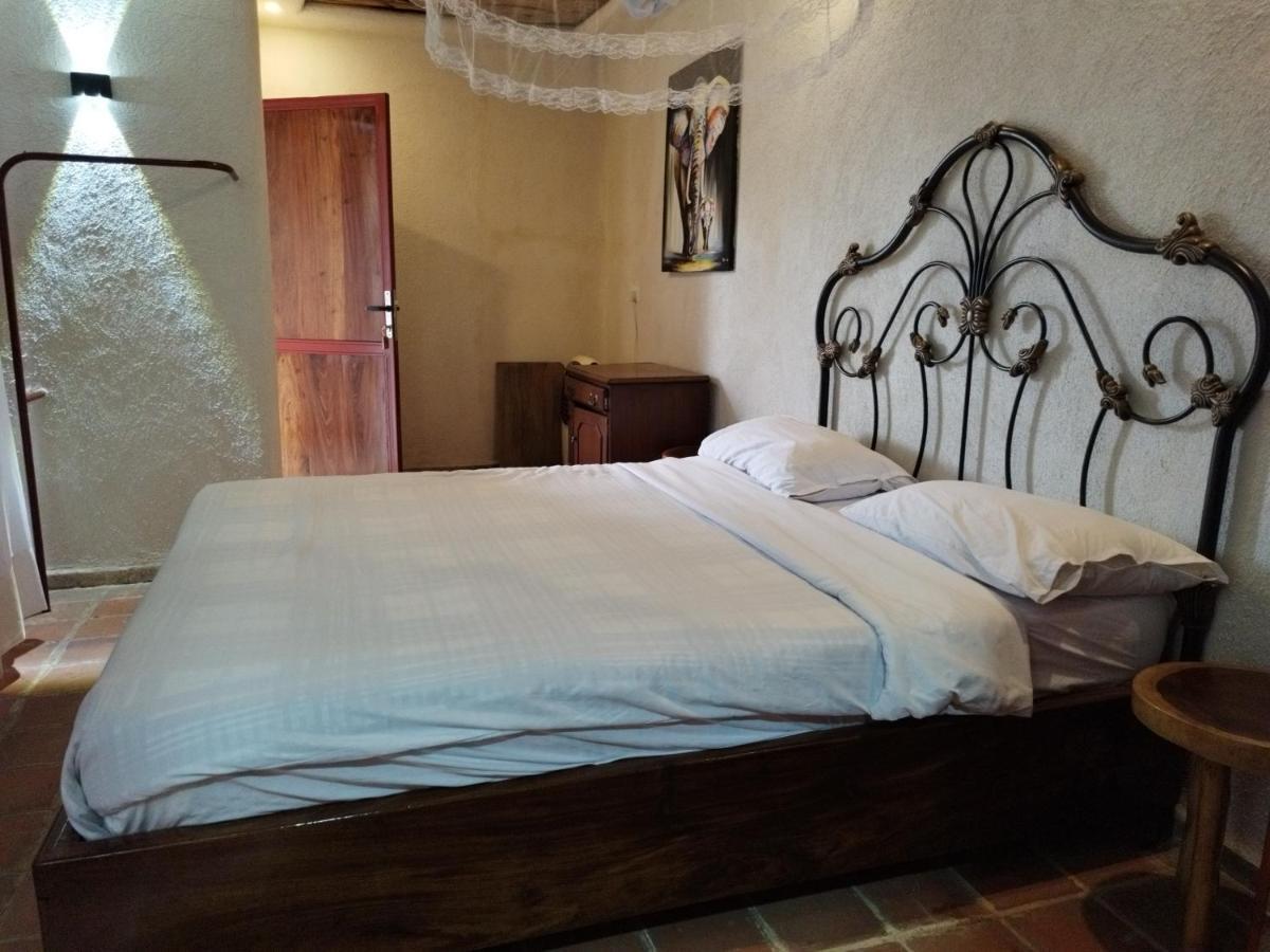 Mia Safari Lodge And Restaurant Entebbe Buitenkant foto