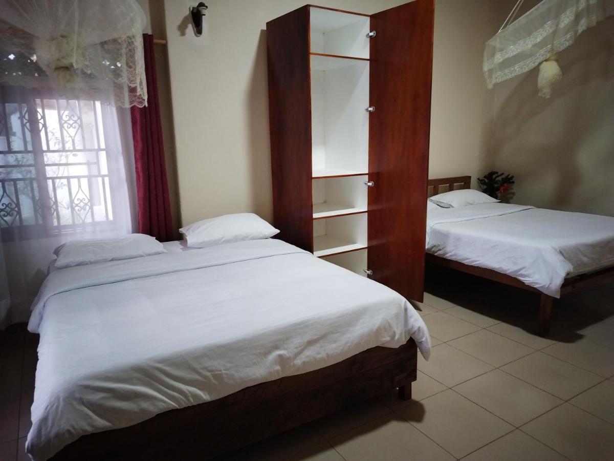 Mia Safari Lodge And Restaurant Entebbe Buitenkant foto