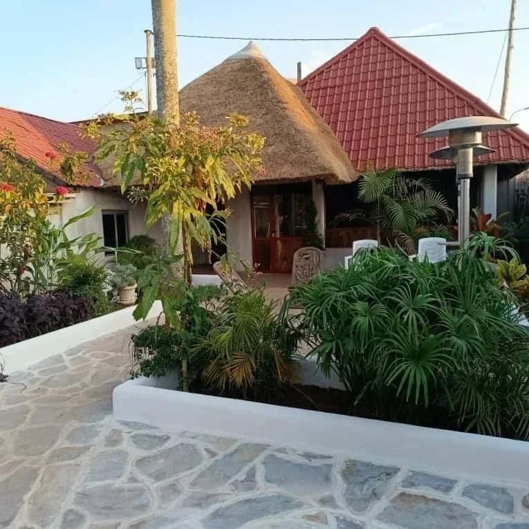 Mia Safari Lodge And Restaurant Entebbe Buitenkant foto