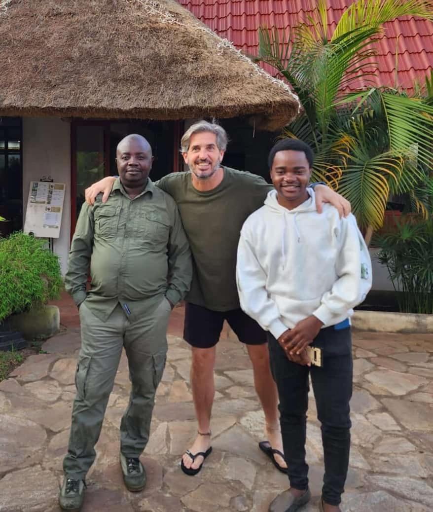 Mia Safari Lodge And Restaurant Entebbe Buitenkant foto