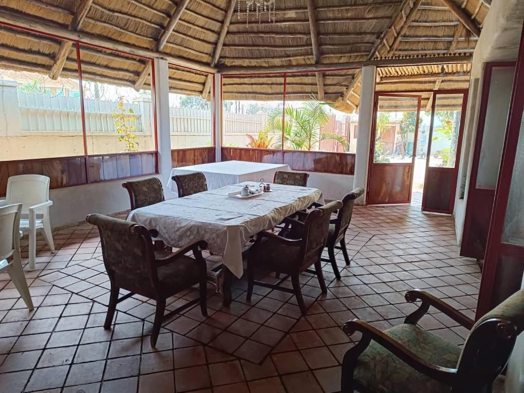 Mia Safari Lodge And Restaurant Entebbe Buitenkant foto