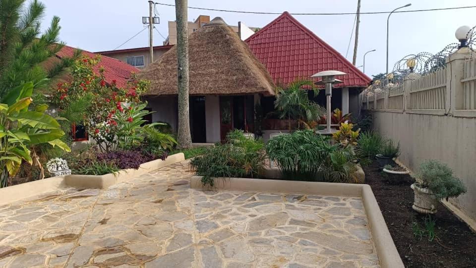 Mia Safari Lodge And Restaurant Entebbe Buitenkant foto