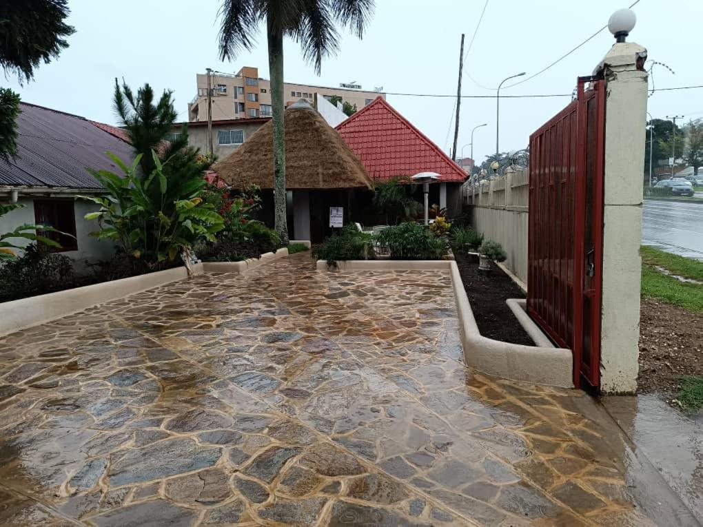 Mia Safari Lodge And Restaurant Entebbe Buitenkant foto