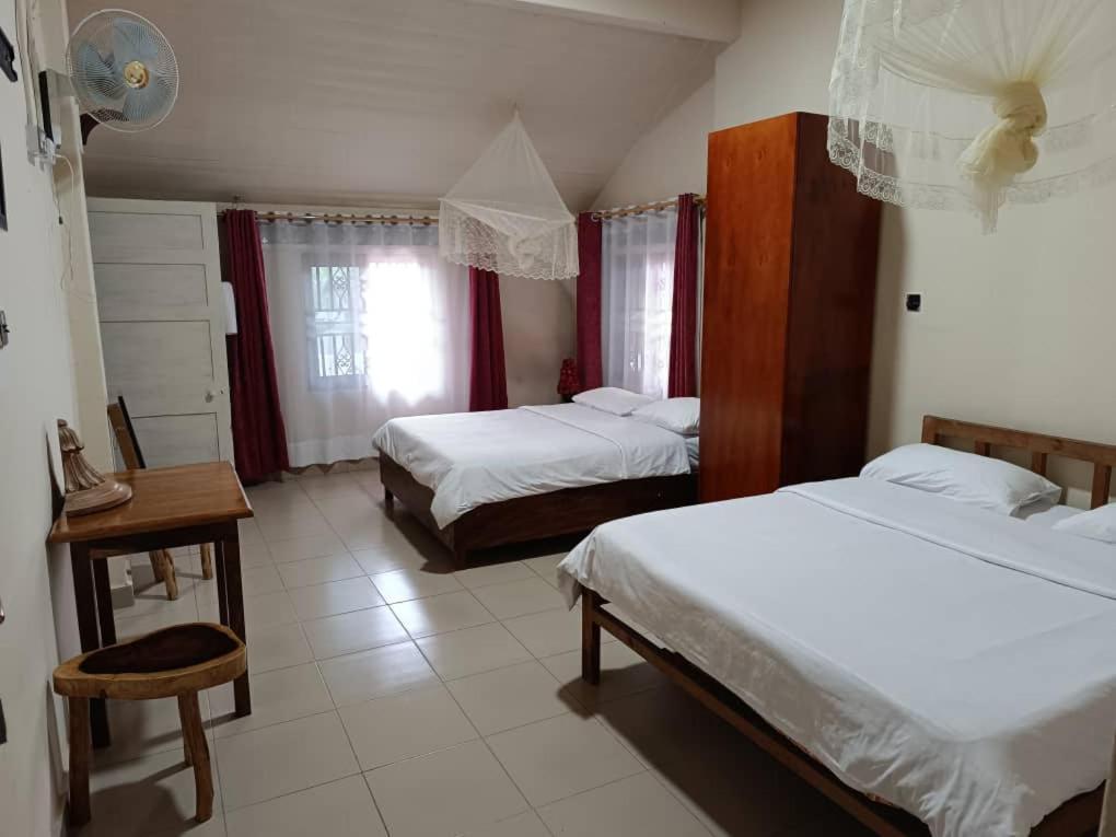 Mia Safari Lodge And Restaurant Entebbe Buitenkant foto