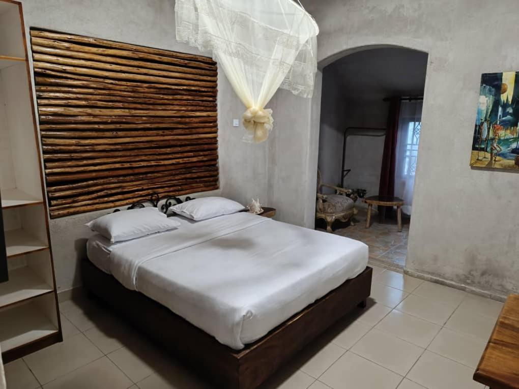 Mia Safari Lodge And Restaurant Entebbe Buitenkant foto