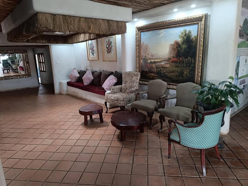 Mia Safari Lodge And Restaurant Entebbe Buitenkant foto