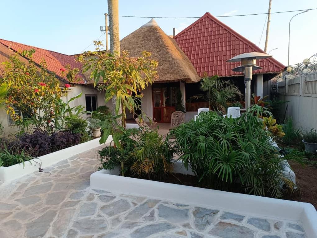 Mia Safari Lodge And Restaurant Entebbe Buitenkant foto