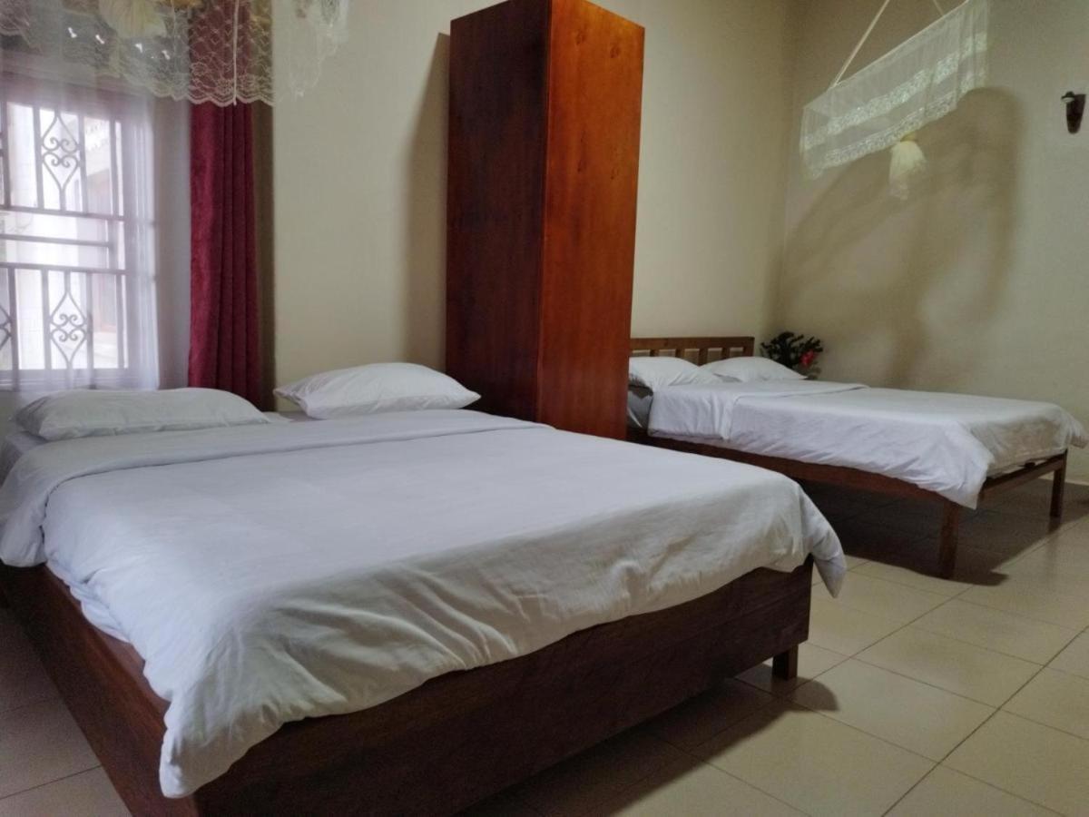 Mia Safari Lodge And Restaurant Entebbe Buitenkant foto